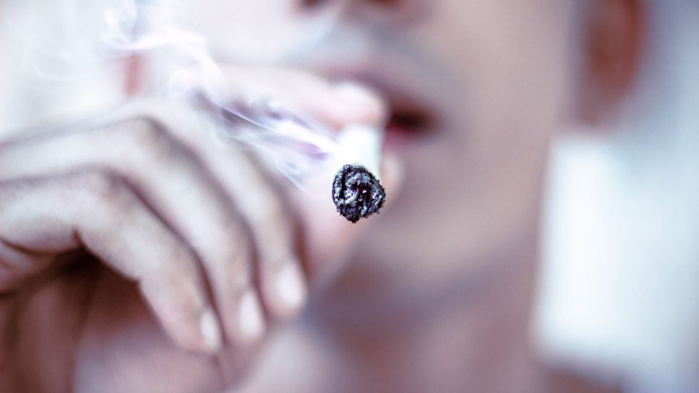 Cómo dejar de fumar porros con ayuda del CBD - Mannali